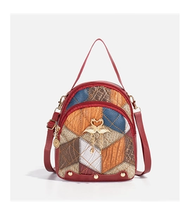Détail du mini sac patchwork multicolore avec texture serpent et breloque cygne doré