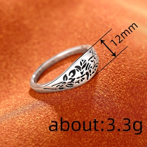 Vintage silver flower ring with engraved botanical patterns, width 12mm and weight 3.3g