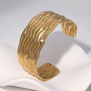 Bracelet jonc en acier inoxydable plaqué or 18K avec texture ondulée et design ouvert