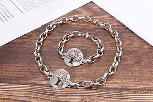Dettaglio del set collana e bracciale albero della vita in argento su legno naturale