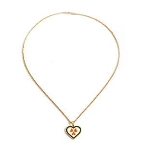 Collier cœur en acier titane doré avec cristaux floraux et nacre sur fond blanc