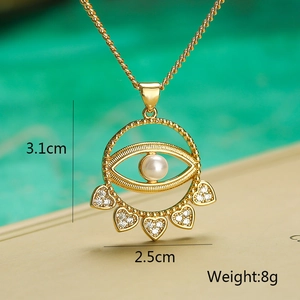 Detailansicht des Evil Eye Anhängers mit Perle und Herzanhängern, Größe 3.1cm x 2.5cm