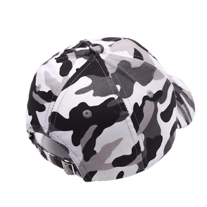 Vista trasera de una gorra de béisbol de camuflaje en blanco y negro con hebilla ajustable
