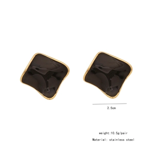 Gros plan de boucles d'oreilles fleurs géométriques en acier inoxydable de 2,5 cm de large