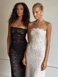 Dames kanten strapless jurk in zwart en wit, elegante holle textuur en slanke pasvorm