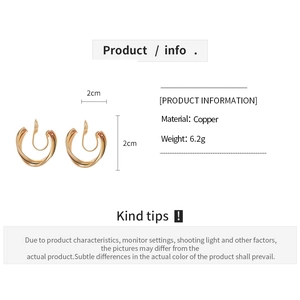Macro view of gold copper twisted clip-on earrings with 2cm size and 6.2g weight details