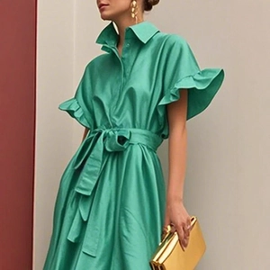 Vue détaillée d'une robe en satin vert avec manches à volants et ceinture à la taille