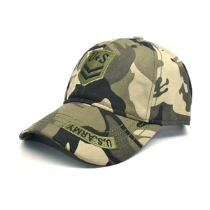 Vue détaillée de la casquette de baseball camouflage militaire avec broderie U.S. ARMY