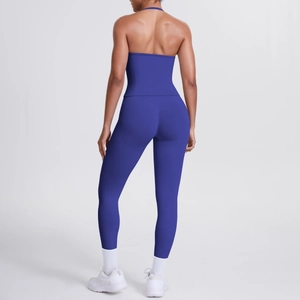 Detailansicht des dunkelblauen Yoga-Sets mit Neckholder-Top und High-Waist-Leggings