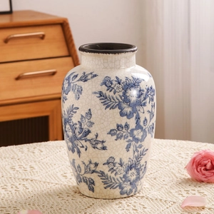 Vaso in ceramica con fiori blu e bianchi e smalto craquelé per decorazione casa