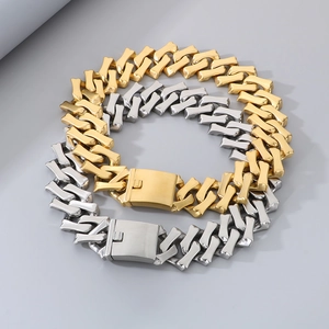 Gros plan de bracelets cubains hip hop en or et argent avec fermoir à cliquet
