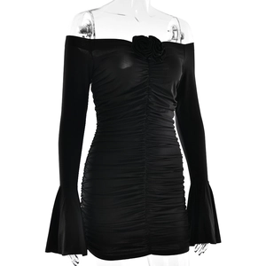 Detail eines schwarzen schulterfreien Bodycon-Kleids mit gerafftem Stoff und Rose