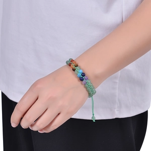 Dettaglio del bracciale con pietre chakra colorate e corda intrecciata verde regolabile