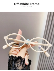 Détail de lunettes anti-lumière bleue à monture ovale blanc cassé de style rétro