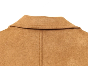 Dettaglio del colletto e della cucitura posteriore di un blazer scamosciato cammello