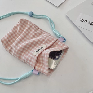 Custodia per telefono in tessuto a quadretti rosa e bianchi con corda blu regolabile e bottone