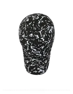 Vue de dessus d'une casquette de baseball noire à graffitis avec taches blanches
