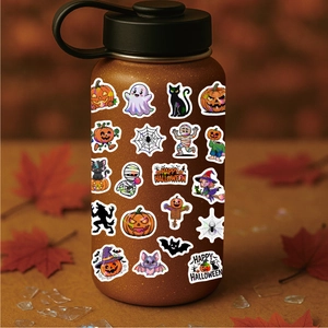 Lot de stickers Halloween pailletés avec fantômes et citrouilles sur une gourde d'eau