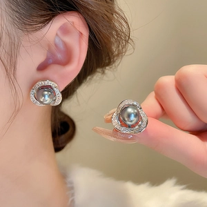 Boucles d'oreilles fleur à perle gris foncé et zircons avec placage argenté
