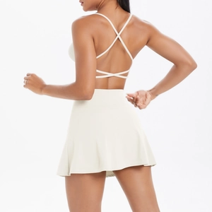 Détail du soutien-gorge de sport dos croisé et jupe de tennis taille haute blanc crème