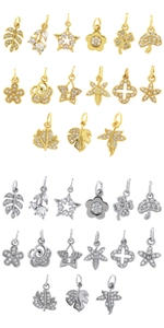 Vue détaillée de breloques trèfle et étoile plaquées or 18 carats avec oxydes de zirconium
