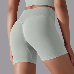 Détail du short de yoga sans couture à taille haute vert sauge avec effet sculptant