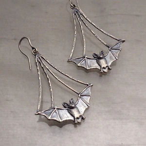 Boucles d'oreilles pendantes chauve-souris gothiques en argent antique avec crochets