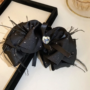 Pince à cheveux vintage en satin noir avec cœur en cristal et plumes pour femme