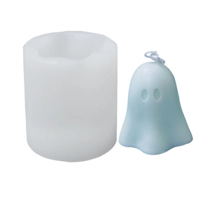 Detailweergave van de siliconen mal met een schattige blauwe spookkaars voor Halloween