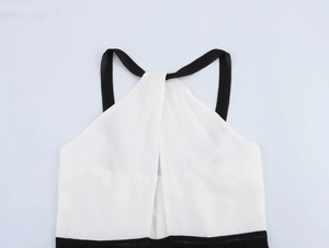 Détail du col licou avec un design croisé en blocs de couleurs noir et blanc