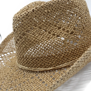 Detailaufnahme der filigranen Hohlgeflecht-Struktur dieses braunen Cowboyhutes aus Stroh