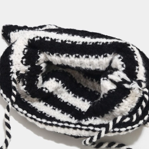 Bonnet en maille rayé noir et blanc avec cordon de serrage et texture au crochet