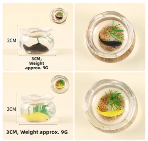 Detaillierte Makroansicht der Miniatur-Aquarium-Maße von 2 cm mal 3 cm mit Kunstfischen
