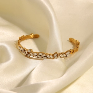 Bracelet jonc doré élégant avec cristaux de zircone sur fond en soie beige doux