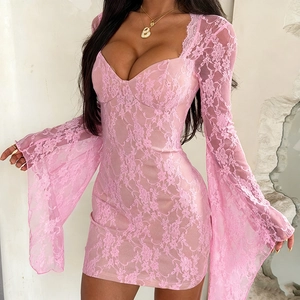 Vestido ajustado de encaje rosa con escote en V y llamativas mangas de campana