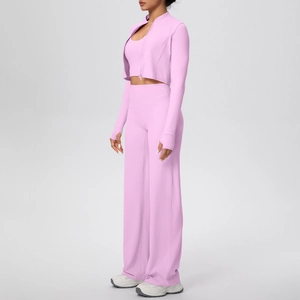 Vue détaillée de l'ensemble de yoga rose 3 pièces avec veste zippée et pantalon