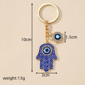 Détail du porte-clés Main de Fatma et Mauvais Œil avec émail bleu et cristaux