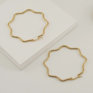 Polished 18K gold plated stainless steel wavy hoop earrings with geometric wave design