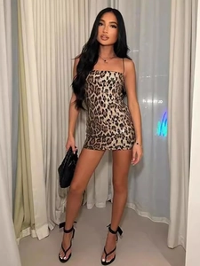 Mini robe sexy à paillettes imprimé léopard avec coupe ajustée et fines bretelles pour soirée