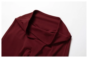 Détail de la taille croisée et des coutures plates sur le pantalon de yoga évasé rouge foncé