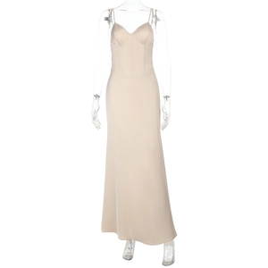 Détails de la robe en satin champagne avec fente latérale et silhouette élégante drapée
