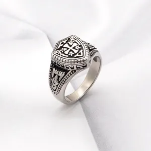 Bague vintage argentée en forme de bouclier avec croix centrale et gravures latérales