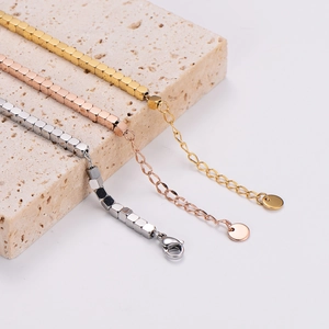 Minimalist stainless steel bracelet with square beads in gold, rose gold and silver