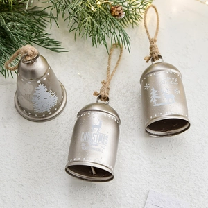 Drei Vintage-Weihnachtsglocken mit Schneeflocken- und Rentier-Motiven an Juteseilen