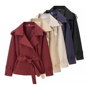 Trench corto da donna in cinque colori con cintura in vita e classico colletto a revers