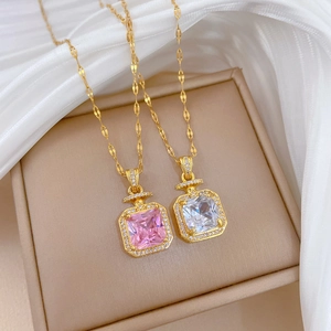 Élégants colliers en titane doré avec pendentifs flacons de parfum en cristal rose et blanc