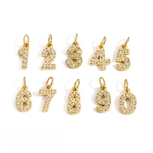 Vue détaillée des pendentifs chiffres 0-9 en acier inoxydable doré et zircone pour bijoux