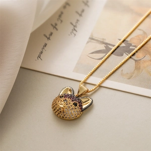 Gros plan du collier pendentif bouledogue français doré avec pavage de micro-zircons