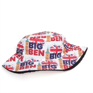 Detail van Union Jack en Big Ben print op een witte canvas vissershoed met zwarte bies