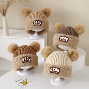 Berretto invernale in maglia per bambini con doppi pompon in pelliccia e logo ricamato